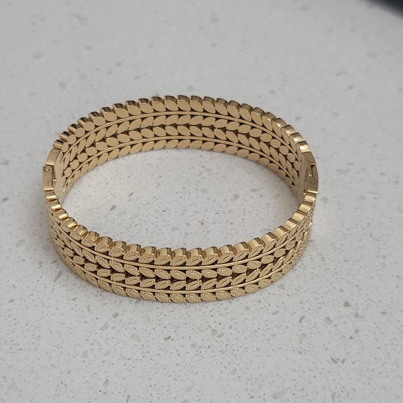 Elegant Gold Bracelet - Picture 1 of 5